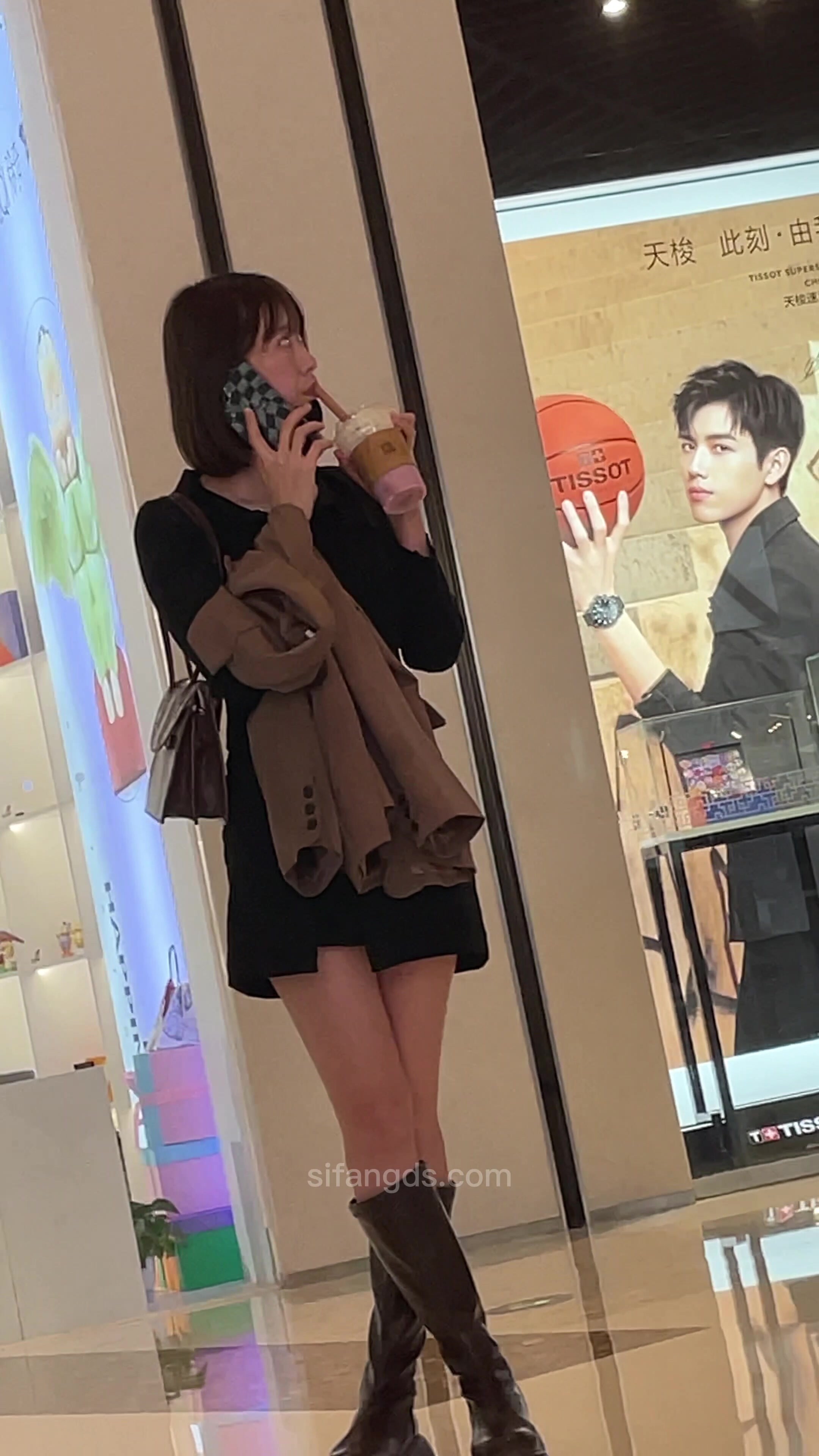 漂亮的孕婦頂著大肚子出來逛街慘遭 主打理念是欣賞美女，評級標準側重於女主角顏值