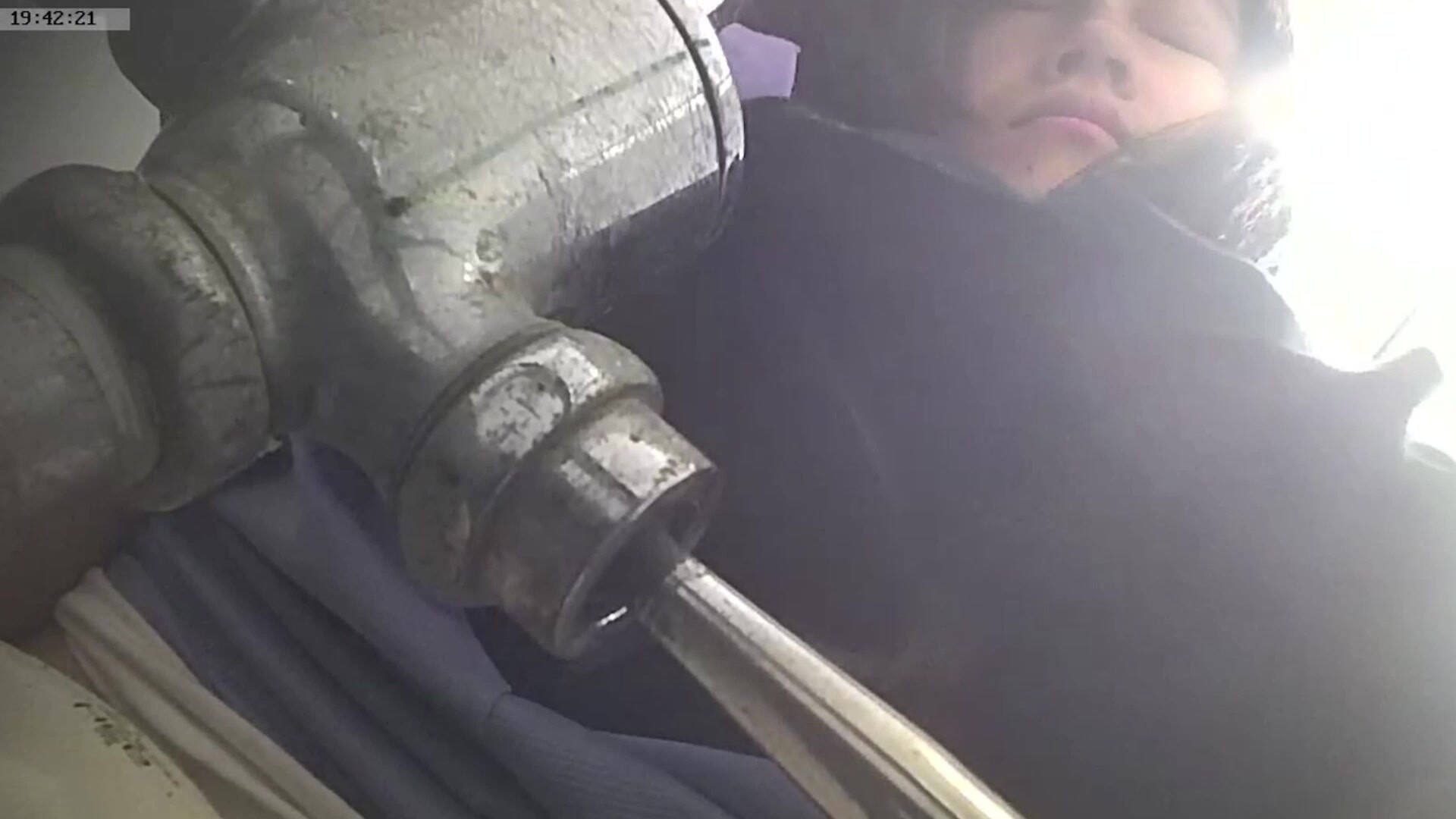 培訓班偷拍一些不愛學習的女生尿尿老師上面講課學生妹都在下面打瞌睡 (1)