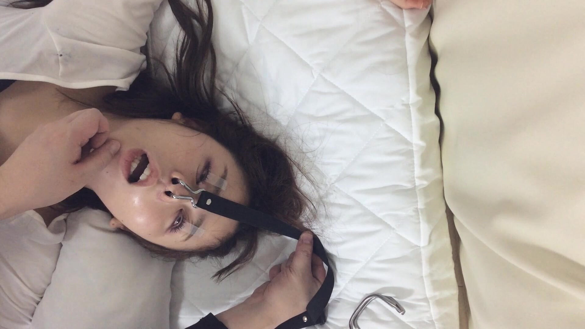 公司聚會小領導下藥迷翻美女同事帶回酒店各種姿勢爆插她的無毛小嫩B