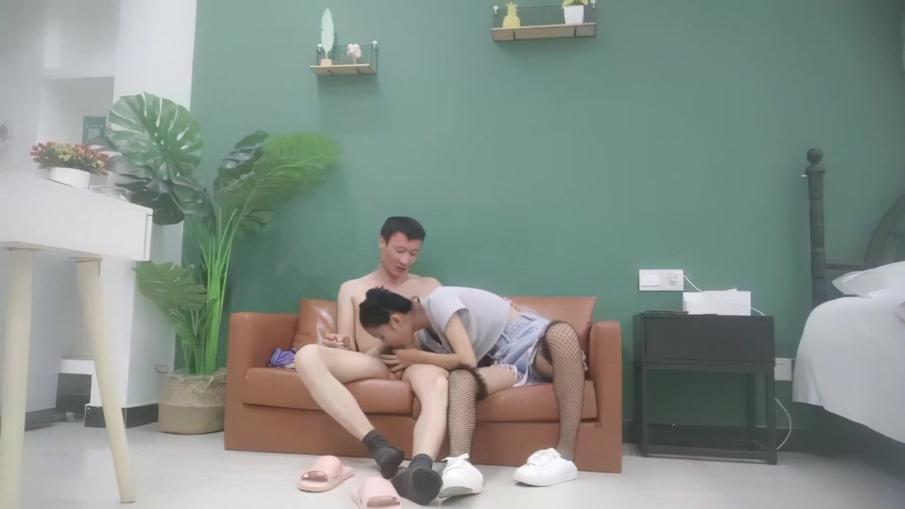 漂亮蘿莉美眉 啊癢死了要要 不能 我不射裡面 身材嬌小很可愛的萌妹子小穴摳的受不了求操 在沙發被忽悠無套輸出 嬌喘連連