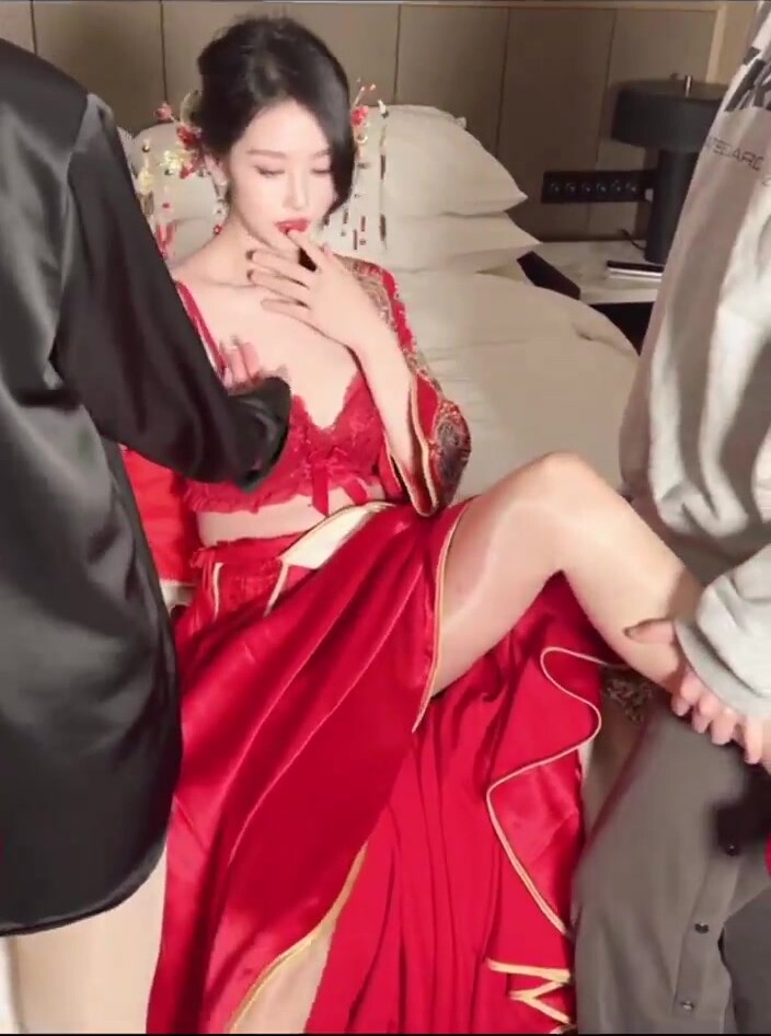 綠帽老公結婚時安排伴郎團和新娘玩綠帽老公全程拍攝記錄下來天天回味觀看好幸福的新郎啊