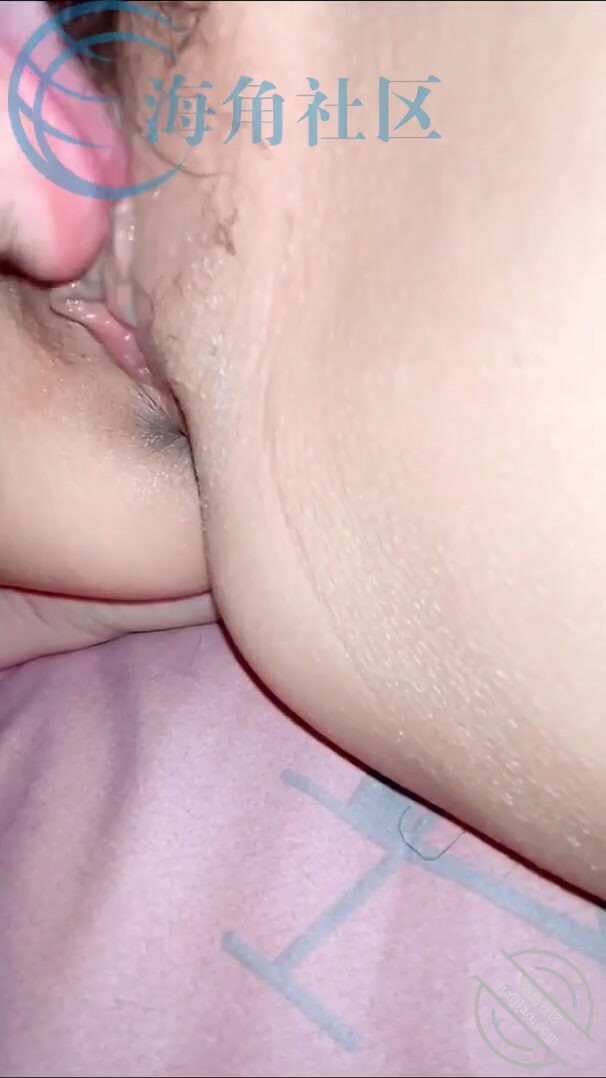 強上內射熟睡的美女少婦鄰居，聲音太大被孩子聽到，差點開門進來