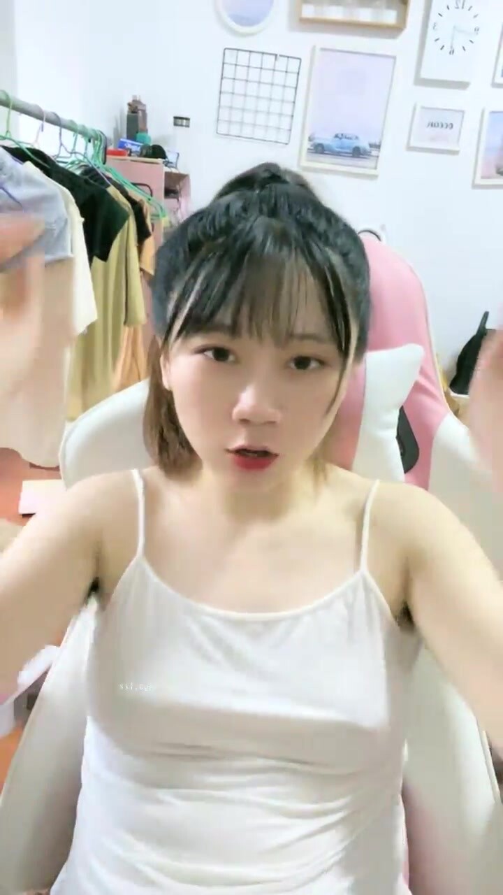 【蔓蔓】極品大學生暑期實習，兼職文員下班了到公廁尿尿，停車場無人處自慰，玩得就是這一份心跳和刺激 (1)