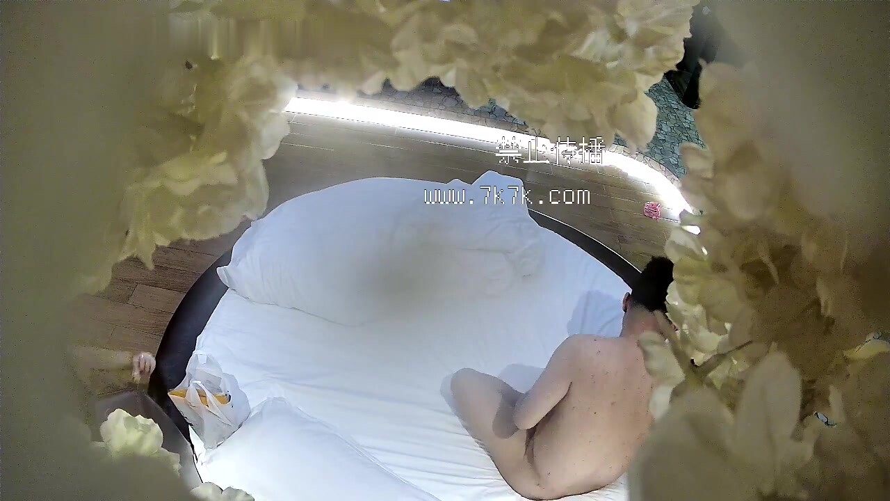 流出酒店偷拍身穿阿瑪尼 抽華子的榜一大哥約炮美女主播啪啪操玩逼讓妹子玩他菊花