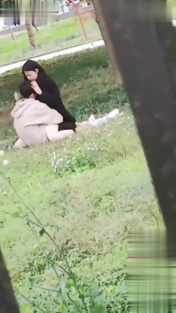 職業技術學院大學生是真會玩啊！ 綠草坪戶外做愛激情滿滿！