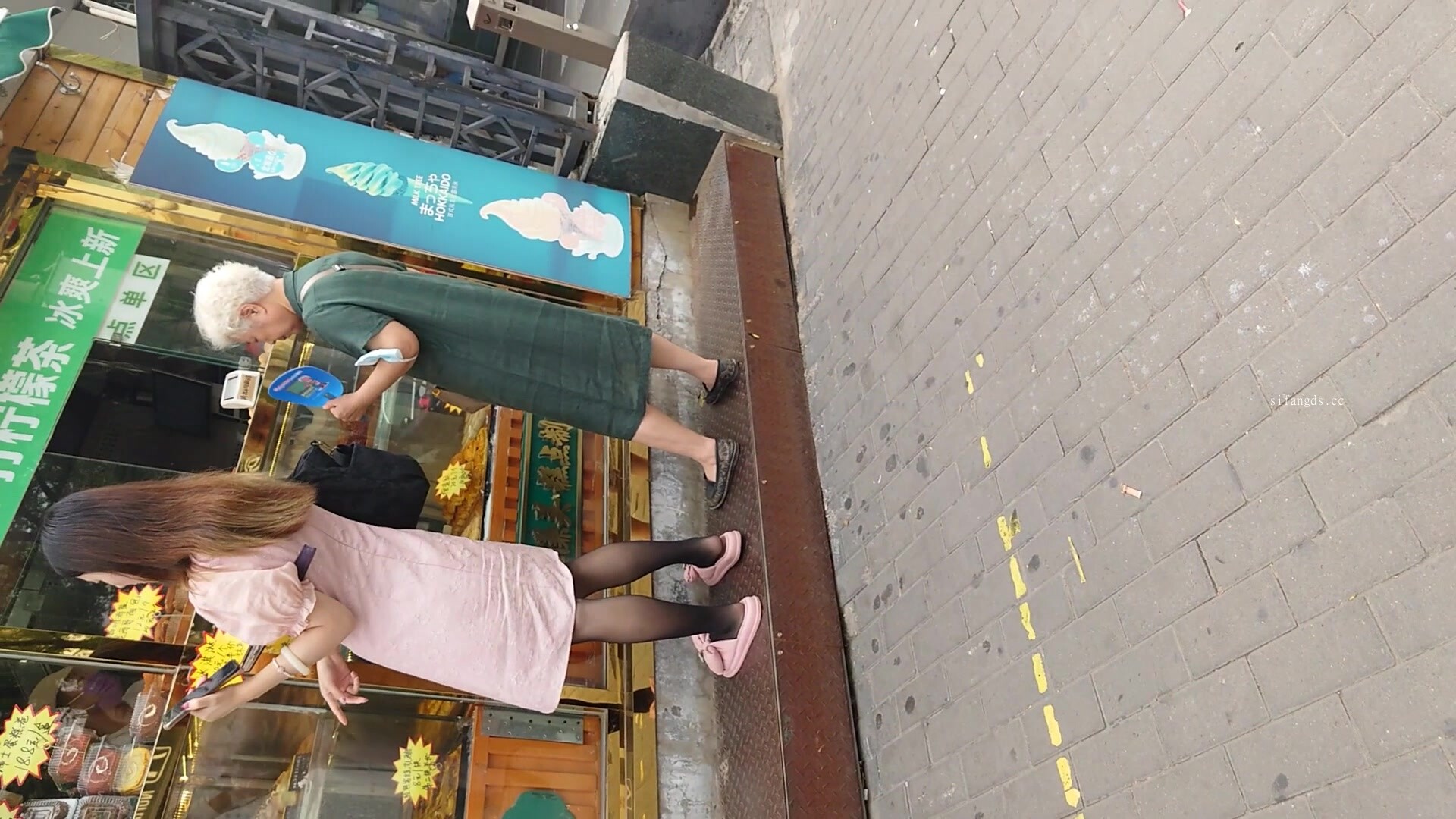 地鐵站一路跟蹤抄底多位美女少婦一起探尋她們的裙底風光 (2)