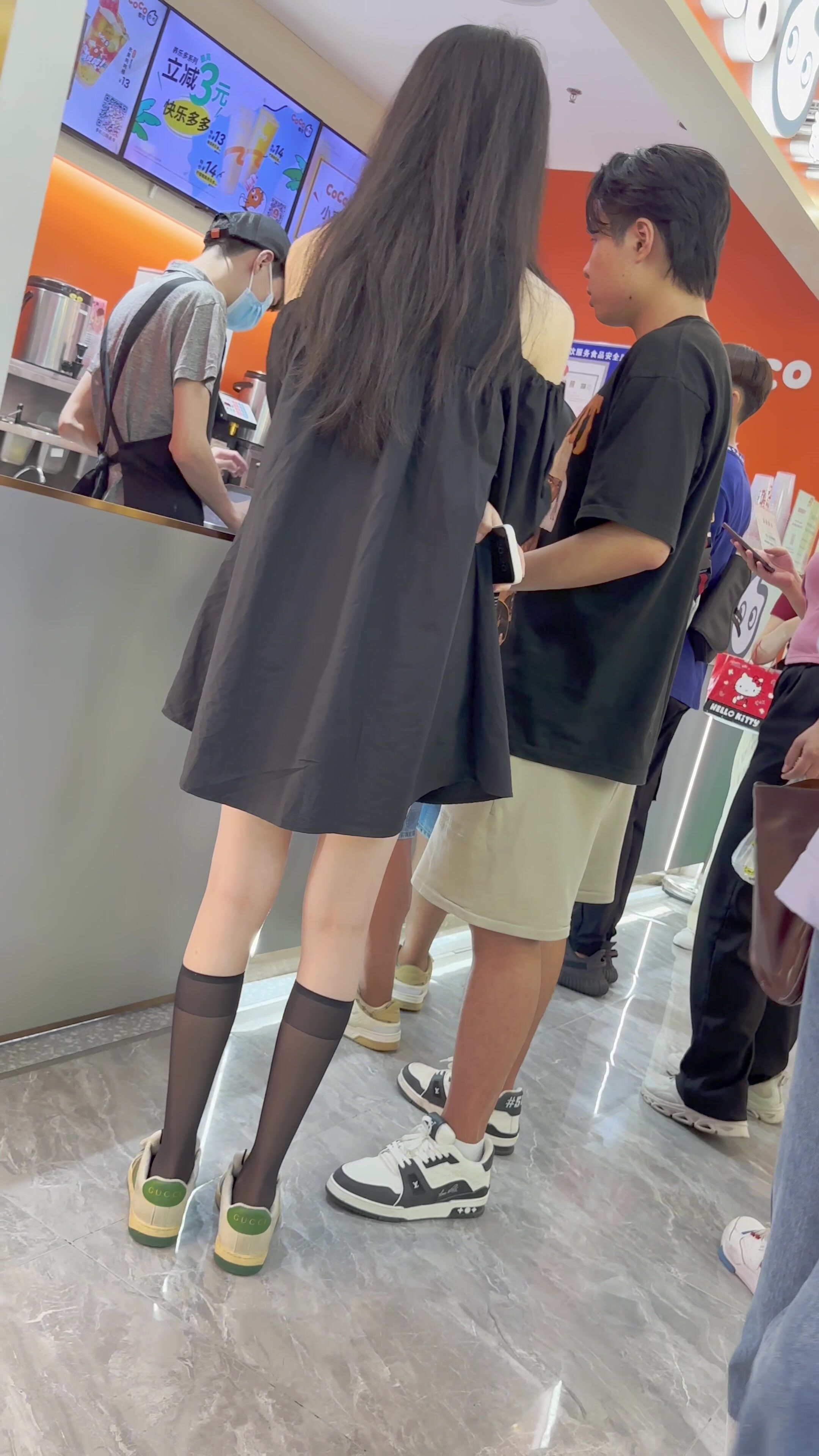 學生妹和男友買小吃短黑絲寬鬆長裙上下通透 白色蕾絲 屁股很好看