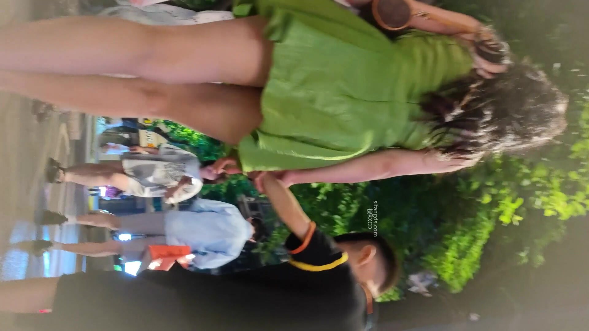 尾隨偷拍綠色吊帶連衣裙極品少婦性感灰色窄內清純臉蛋穿的這麼騷反差真是太大了，一路跟拍JB硬了一路