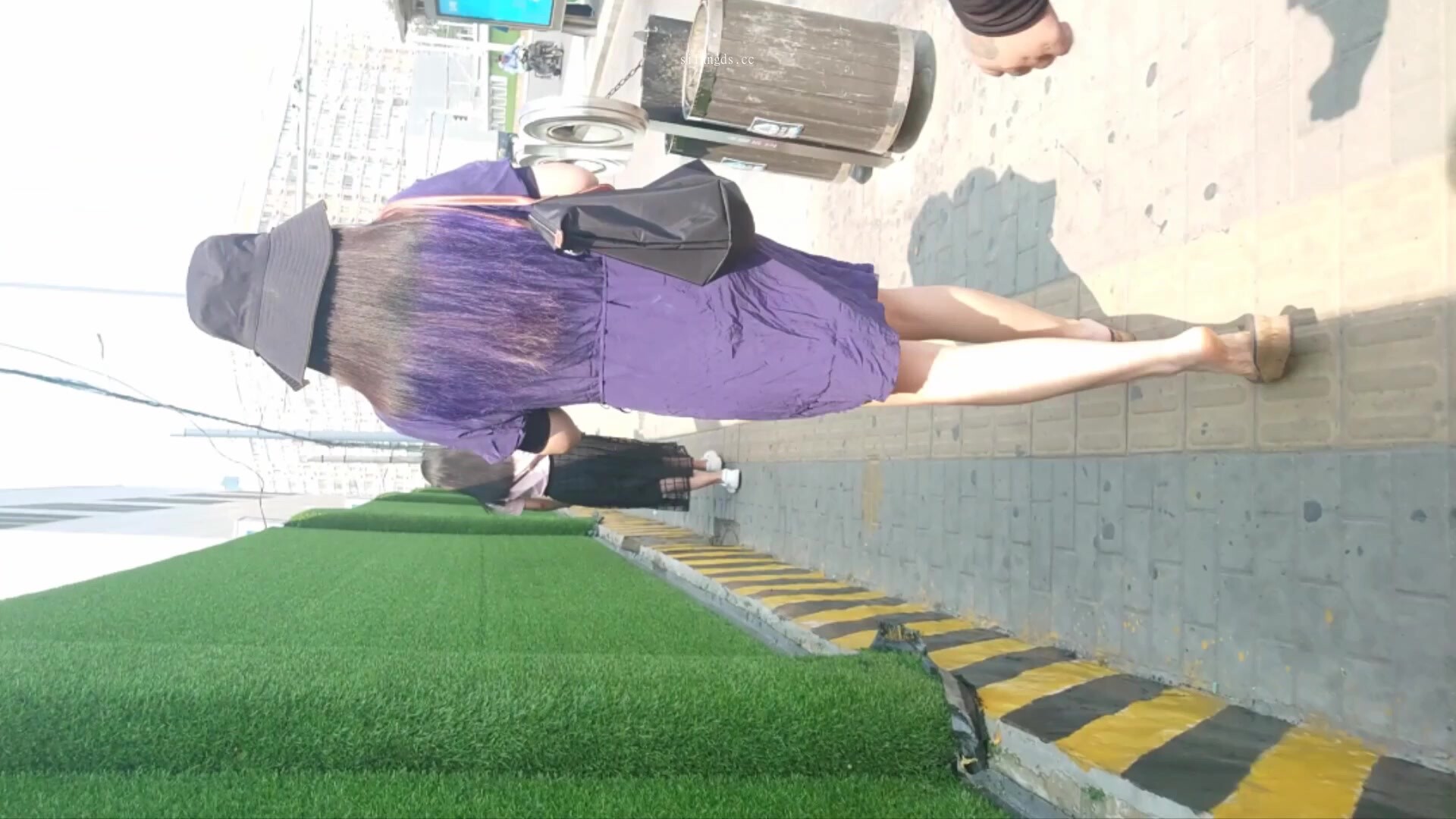 地鐵站一路跟蹤抄底多位美女少婦一起探尋她們的裙底風光 (19)