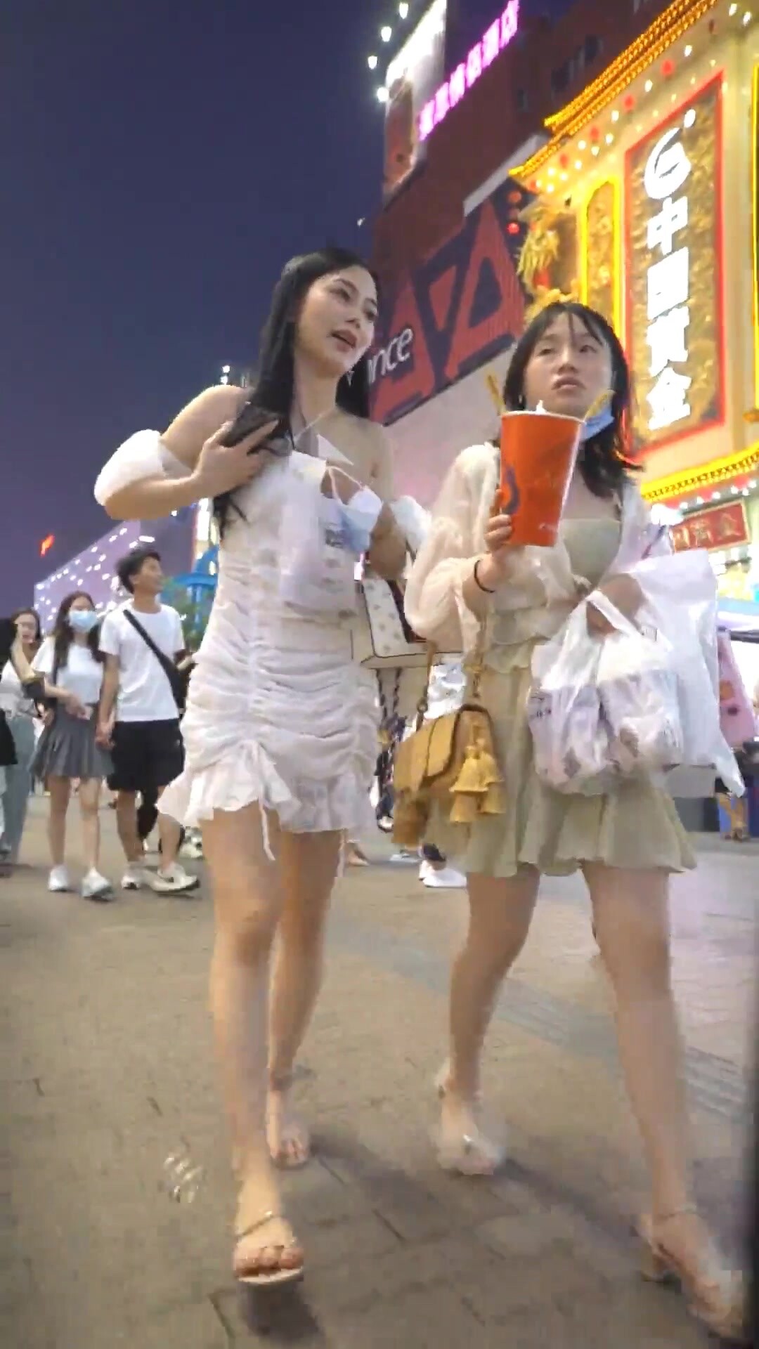 技術型大神，商場尾隨2位美女小姐姐極限抄底，2位女神都屬於反差悶騷型，透明內褲陰毛清晰可見2