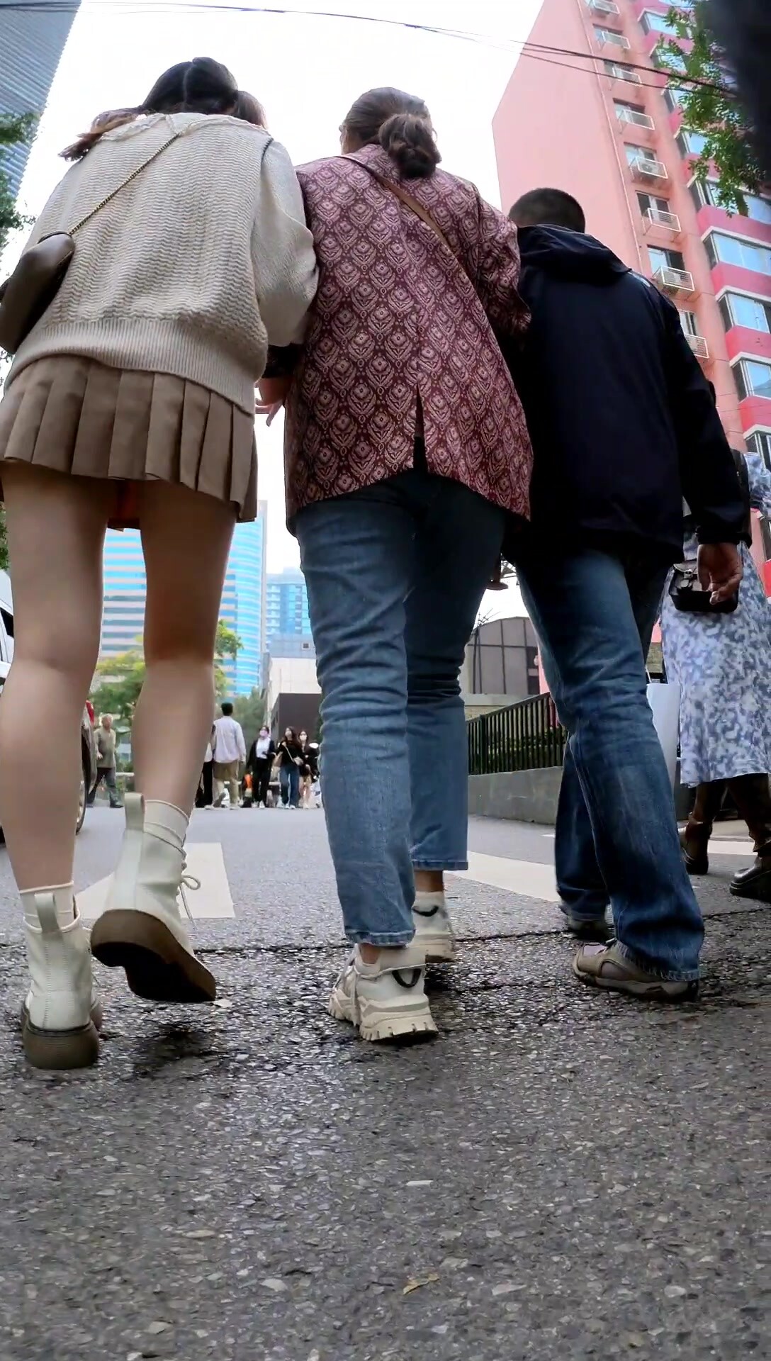 街拍抄底偷排短裙小美眉 真空出門 這黑穴一看就身經百戰 屁股還一扭一扭的 光鮮亮麗的外表悶騷的本質 (1)