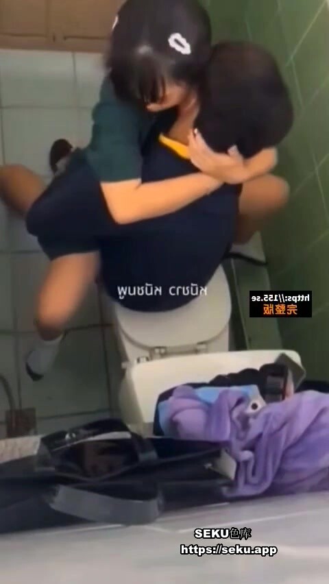 泰國一名軍校的女大學生與教官在廁所裡面做愛被偷拍  女生網曝後輕生了。 (2)
