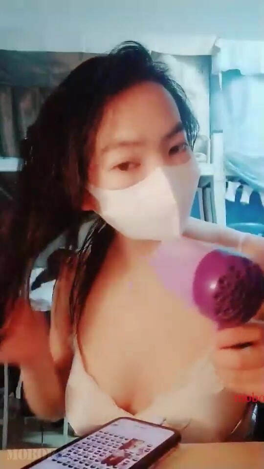大學寢室的春風,校園大學妹寢室揹著室友褕褕開播,看看同學身材都怎麼樣,自己撥開睡裙看臊茓