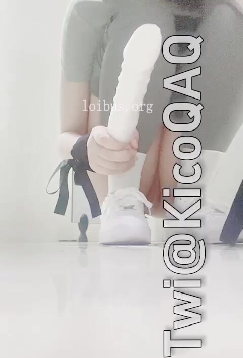 【KicoQAQ】可鹽可甜，白虎一線天饅頭逼，推特福利姬各種道具，花式自慰雙通，小母狗屬性拉滿 (1)