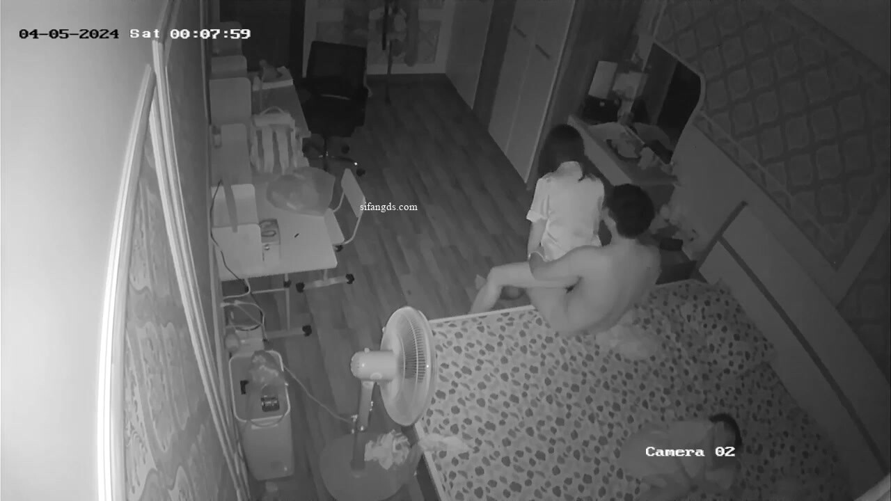 新駭客破解家庭網路攝像頭偷拍孩子熟睡性飢渴媳婦主動趴老公身上求草