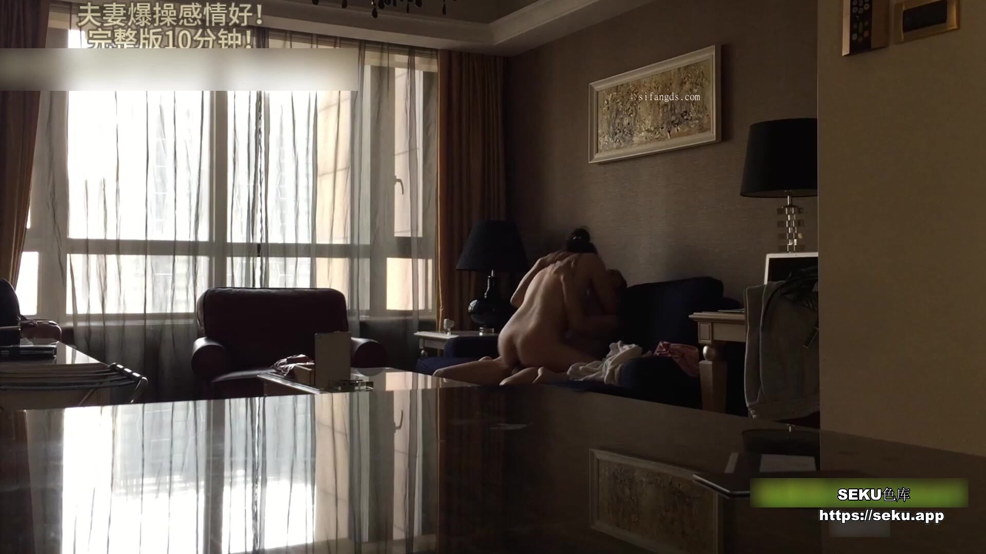 看起來像是偸情的男女激情性愛，美女急促嬌喘淫叫不停好飢渴的樣子，女上位扭的好瘋狂抱起來肏太爽了~1