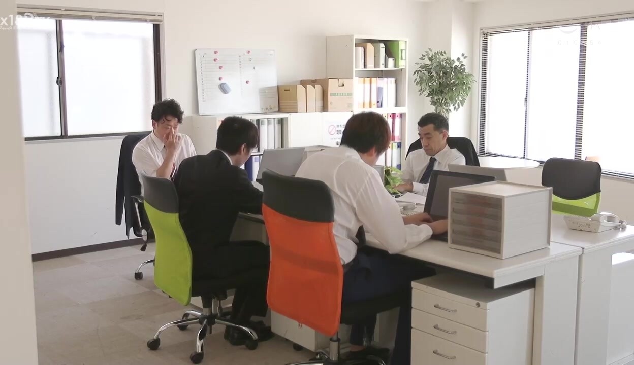 【中文字幕】恥辱のおしがま通勤 エレベーターに閉じ込められて我慢しきれず漏らしちゃった末広さんがノーパンで面接したのがバレて、上司と誰にも言えない性癖に溺れていく話。