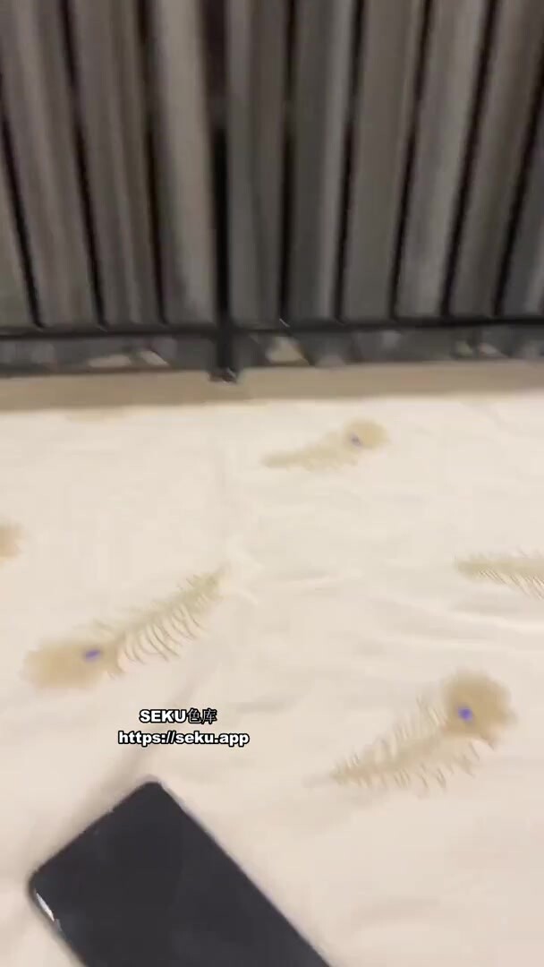 極品反差婊神仙顏值，顏值極高，騷逼都被艹得有點發黑了，居然被小雞巴給征服了！ (2)