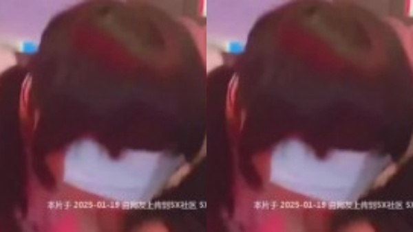 【包崽崽崽】清純可愛小母狗嫩妹KTV篇 肉嘟嘟可愛粉嫩小穴濕粘淫汁，被主人爸爸抓著頭髮用力的插入她的騷逼 2 (1)