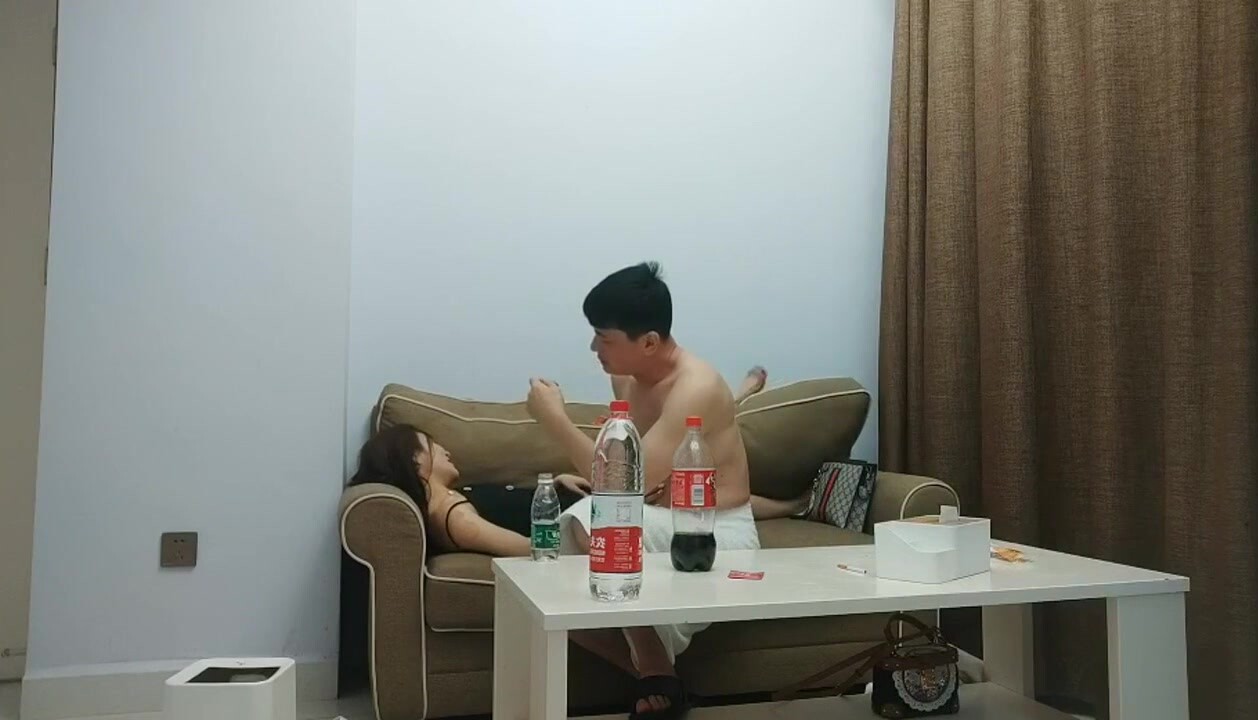 大奶良家美婦 我們好好聊不要老是這樣 怎麼啦你哭了 身材豐滿吃飽喝足從沙發操到床上 好久沒滋潤了被操的爽哭了