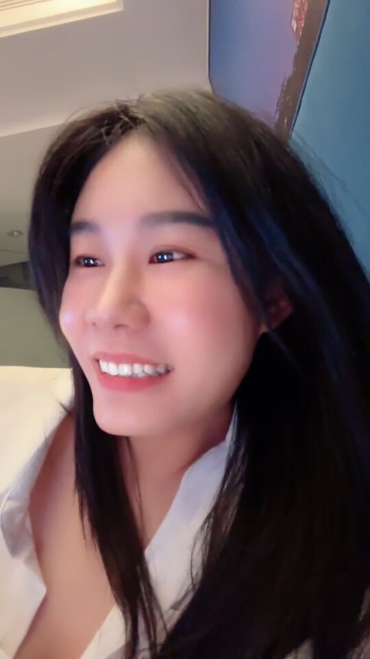 【小碧晨】兄弟們神似張碧晨奶子超級大，開朗健談，活潑愛笑大尺度話題不斷，掰逼粉嫩 (1)