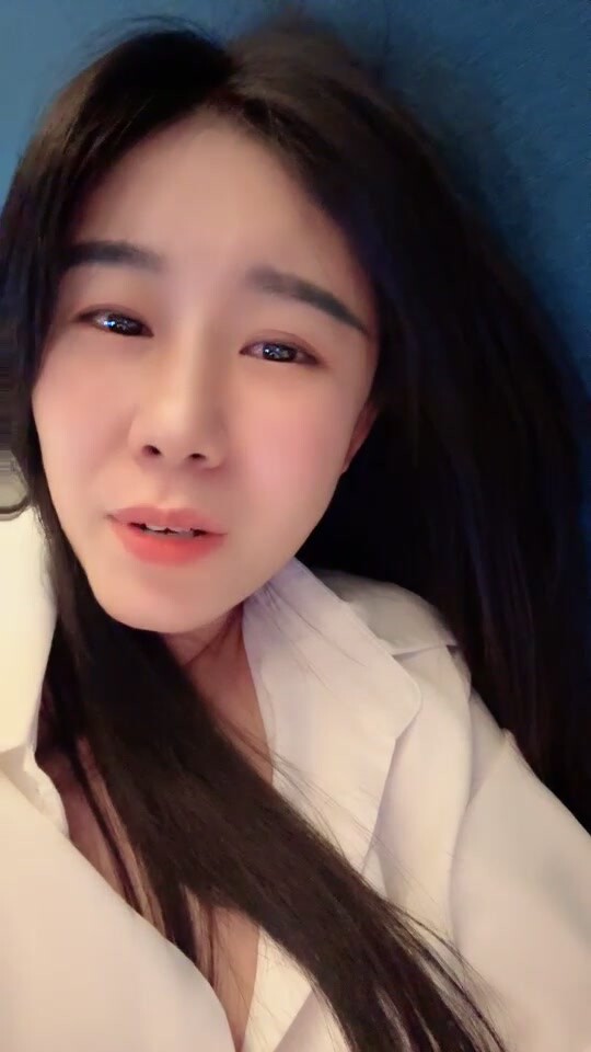 【小碧晨】兄弟們神似張碧晨奶子超級大，開朗健談，活潑愛笑大尺度話題不斷，掰逼粉嫩 (2)