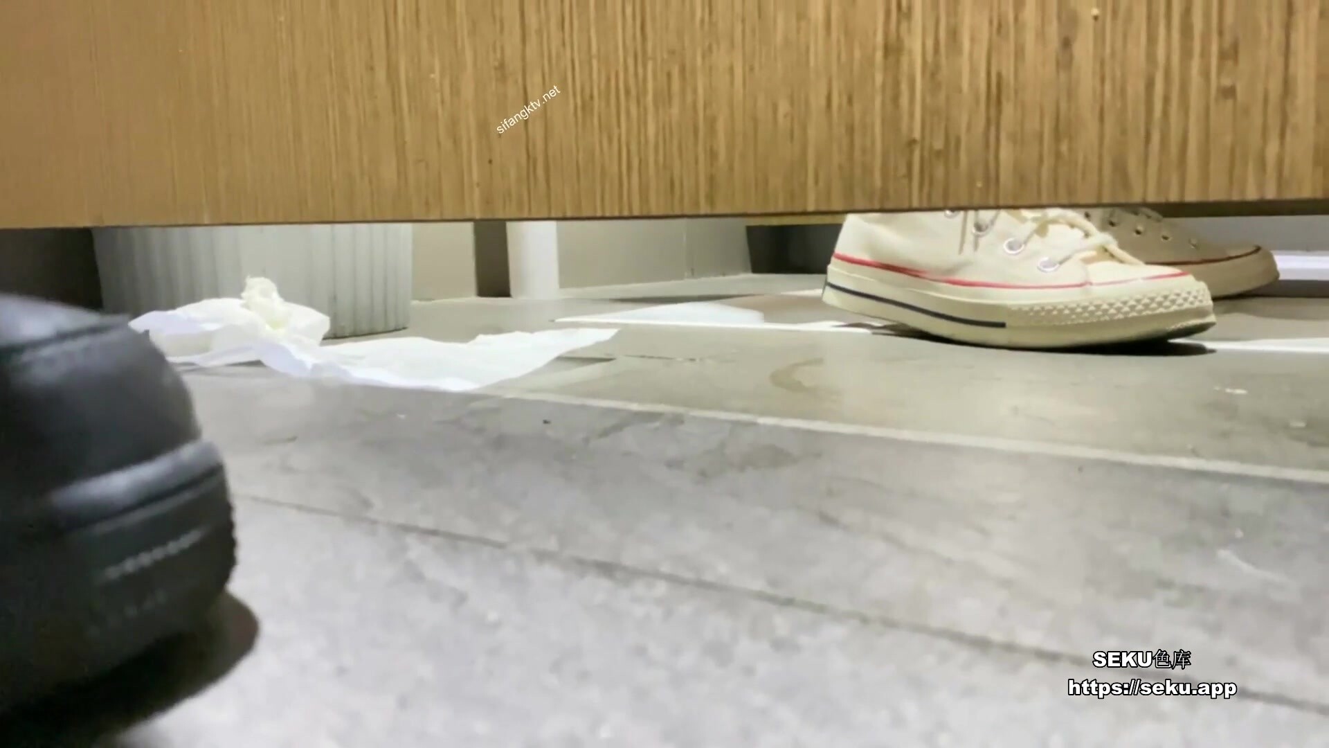 廁拍大神網購新偷拍裝置潛入附近商圈商場,寫字樓,餐廳,網咖女廁偷拍除錯新裝置效果還不錯~1