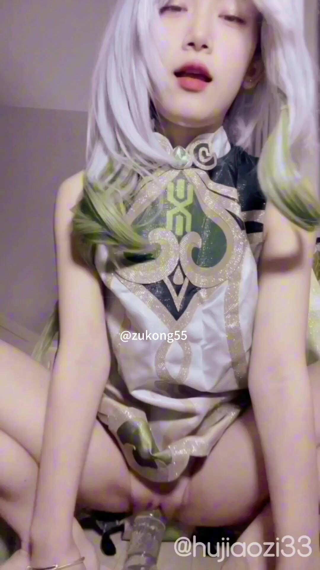 露臉才是王道極品顏值卡哇伊稚嫩福利姬，矽膠娃娃般一線天饅頭粉屄，小小年紀已經雙穴齊開！