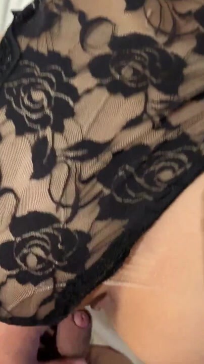 穿著情趣內衣在酒店勾引弟弟，難得有時間和弟弟出來開房，必須得有點花樣啊，要不弟弟怎麼能愛上我這個好嫂子，期間他的哥哥還打電話問他在幹嘛，哈哈