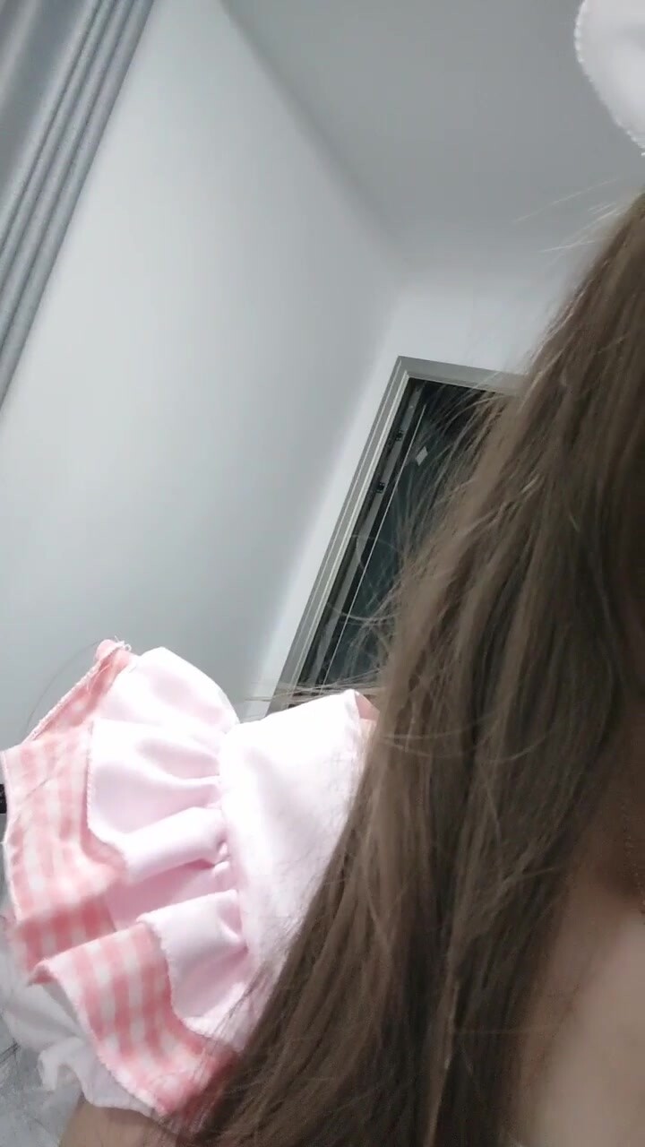 【臭屁豬豬】極品在校大一學妹 這麼可愛的妹子怎麼會這麼騷呢，人前淑女，人後慾火焚身，當做炮架一頓輸出！ (1)