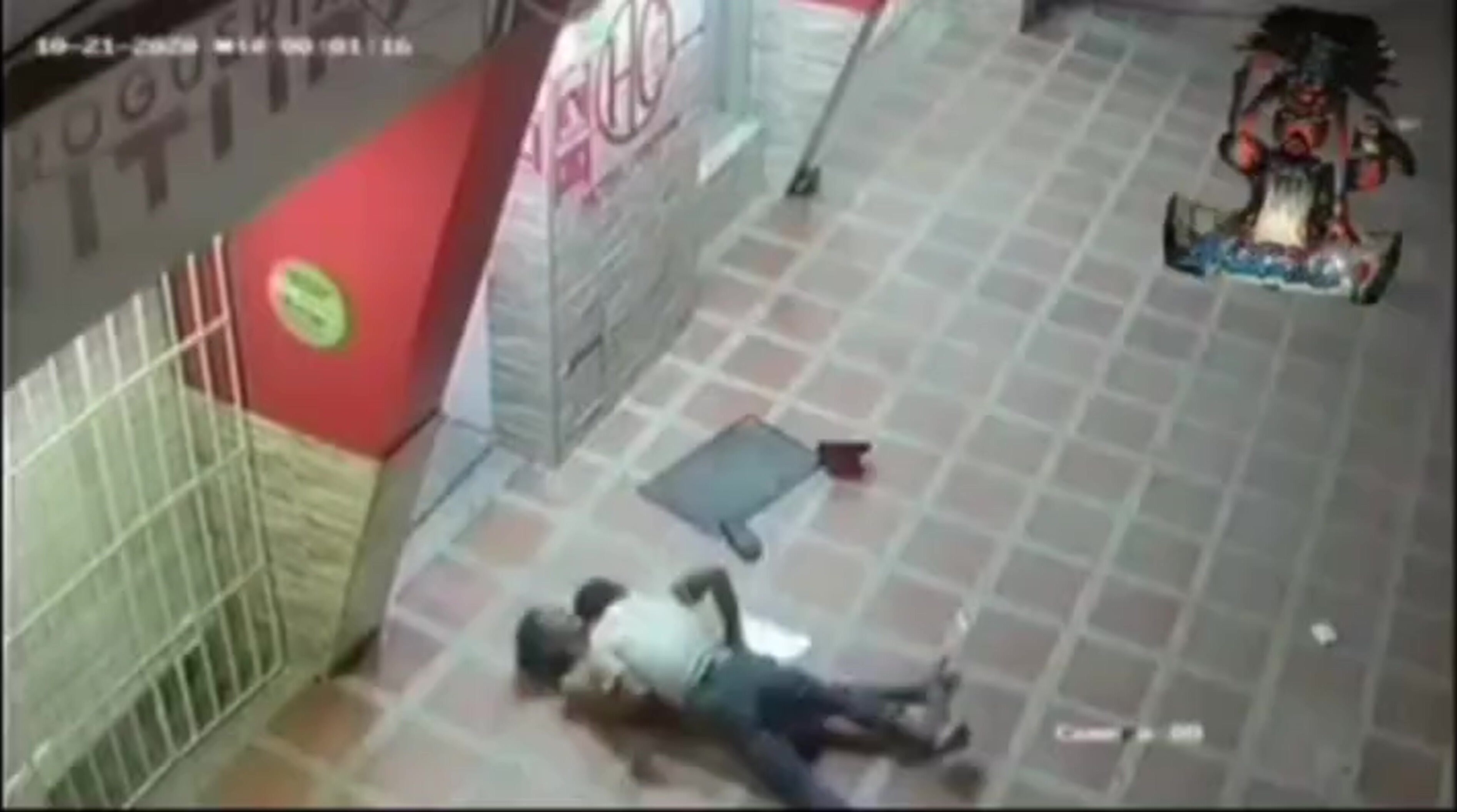 真實的印度強姦，攝像頭下，深夜街道上女人被男子無情強姦，女人激烈反抗失敗，被無情猛艹