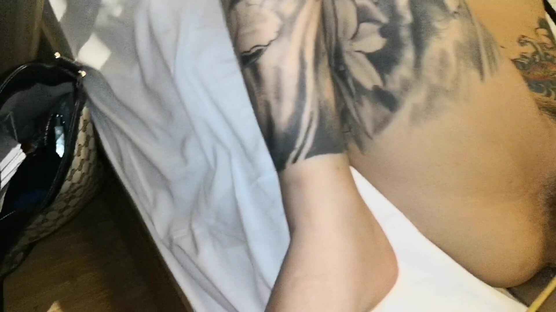 【酒後迷姦】顏值身材都不錯的社會紋身姐慘遭迷暈捆綁，肆意玩弄，無套爆插