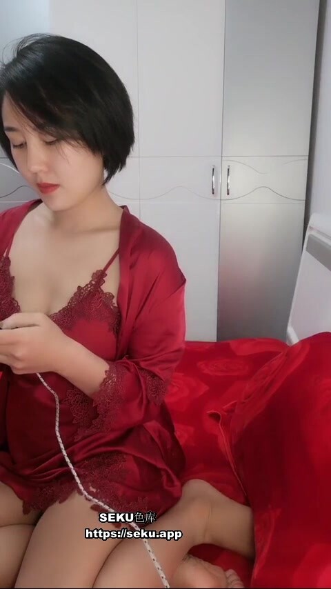 新娘中途打電話聊騷_完了就開始自慰_這麼淫蕩_太反差了！