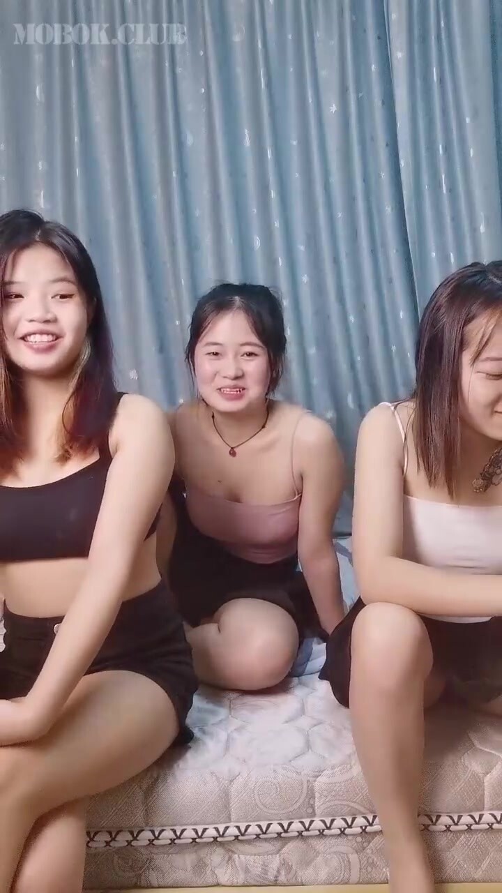 三個小嫩B排排坐無差別翹著屁股鮑魚迭羅漢看看哪個妹妹最嫩最好看