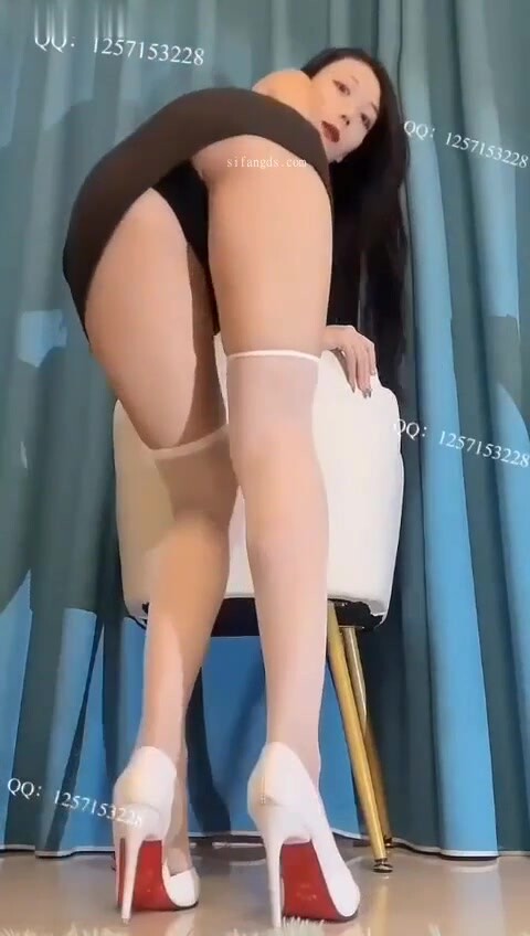 【艾米】大眾汽車美腿銷售顧問為 為業績自拍性感不雅影片，美腿道具足交，秀足，舔腳 (1)