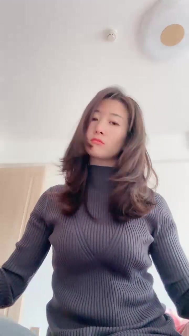【明天開我嚇死了】深圳都市麗人的一天首次約炮，極品美乳皮膚白皙，臥室內騷得亂扭求插入！ (1)