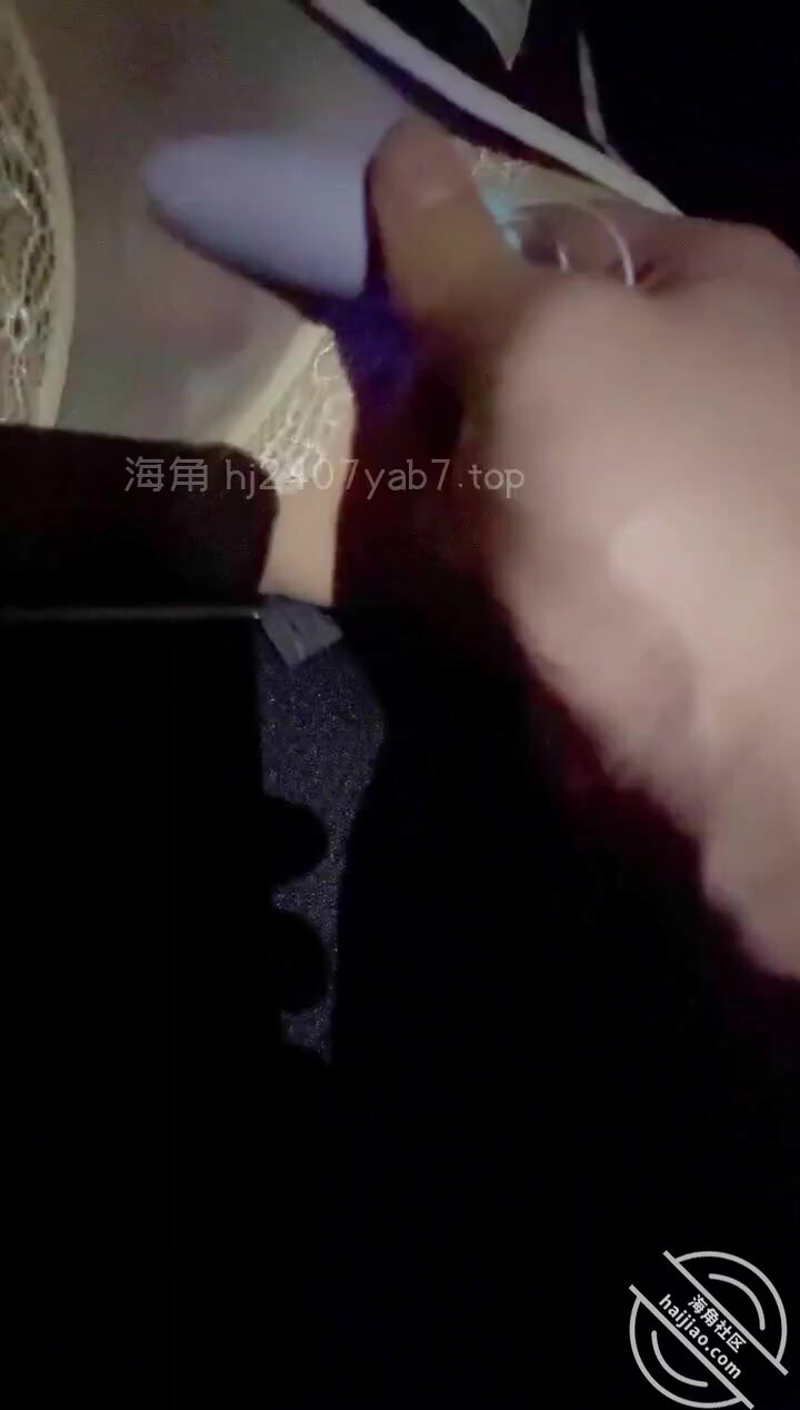 調教姐姐的影片來了，馬路上把褲子扒了