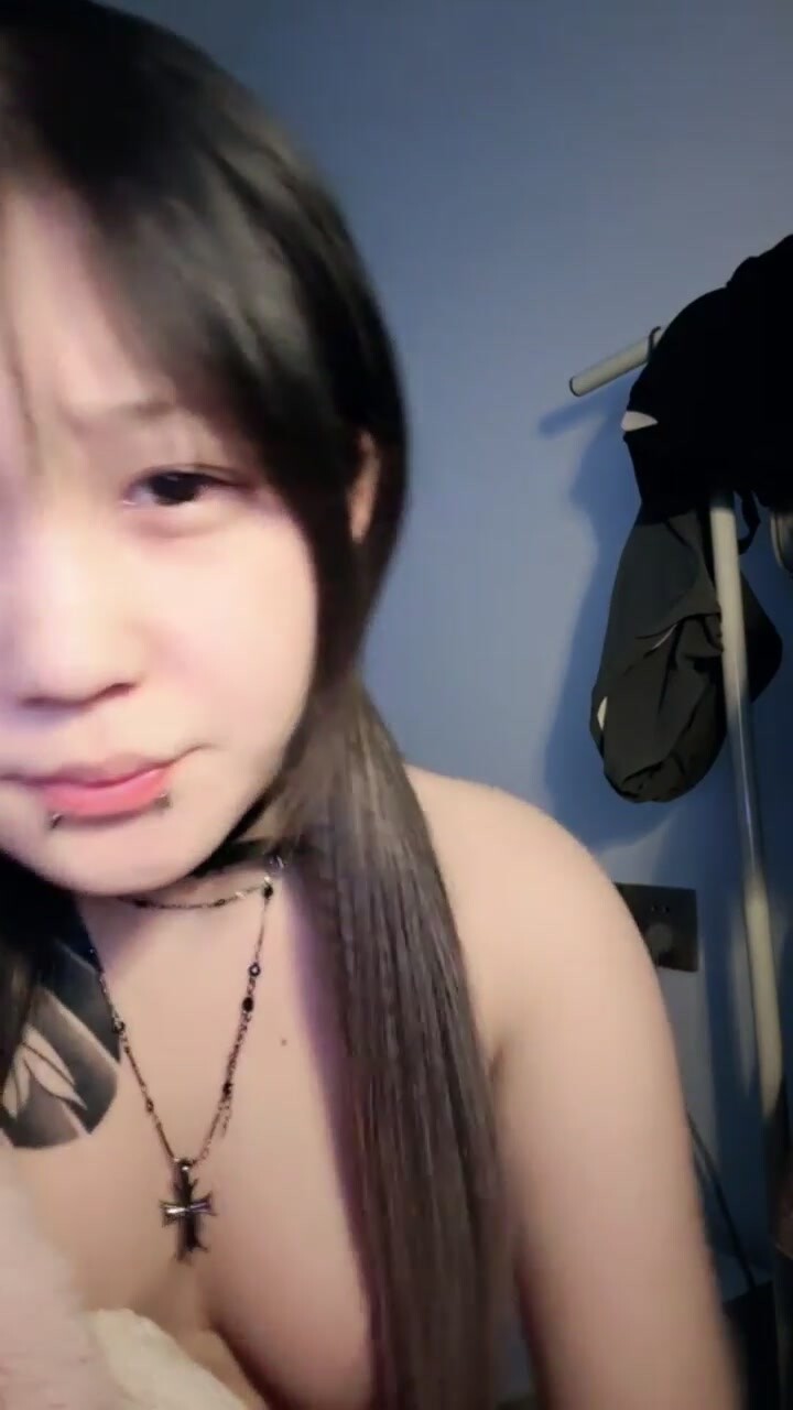 【暖暖小羊】美乳叛逆少女！直播間大尺度騷奶粉嫩蝴蝶逼  (1)