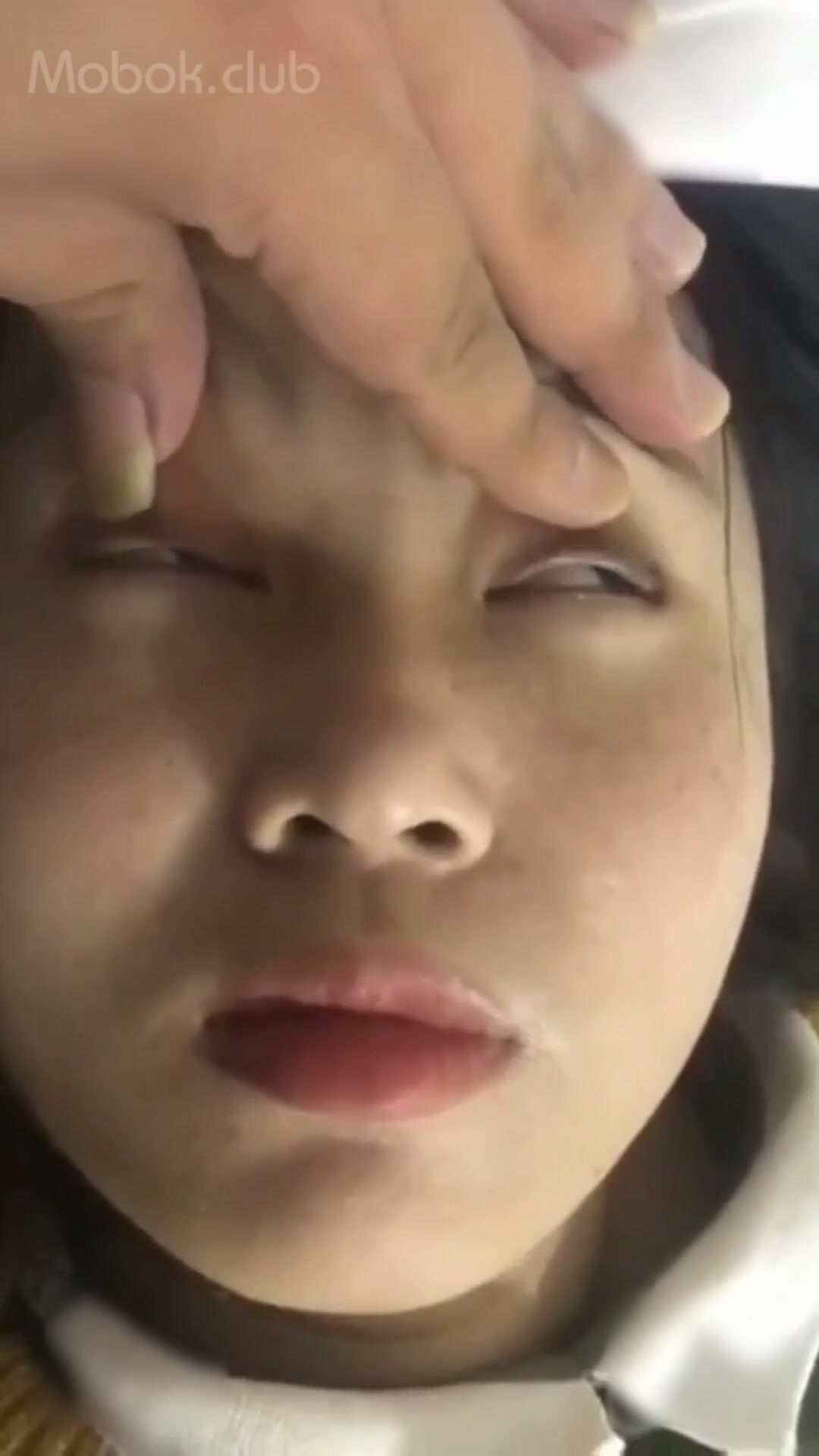 小夥約剛失戀的大奶女同事出來散心無防備被下藥迷翻帶回酒店啪啪