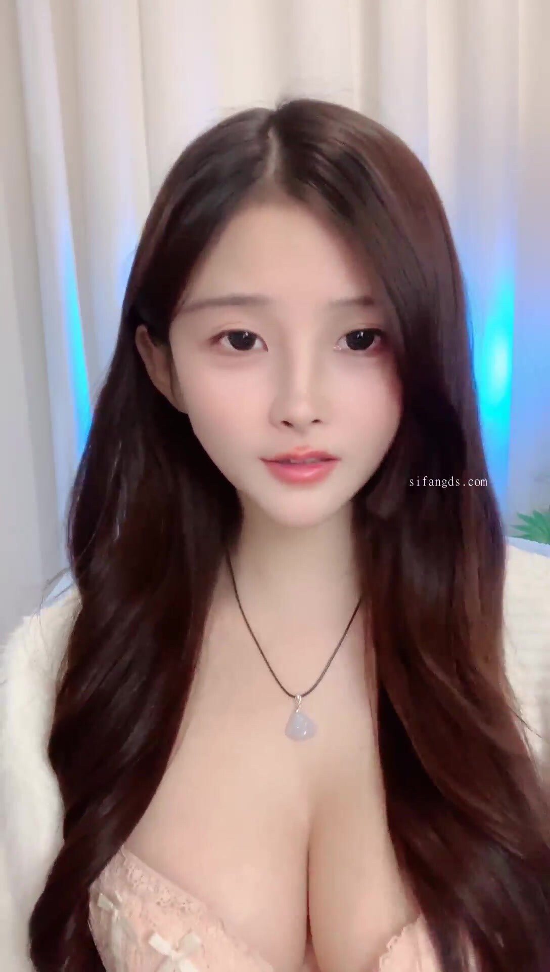 【希怨神】新人女神下海神似楊超越，極品美乳又白又大純天然，筷子腿小翹臀，露穴大尺度好美 (1)