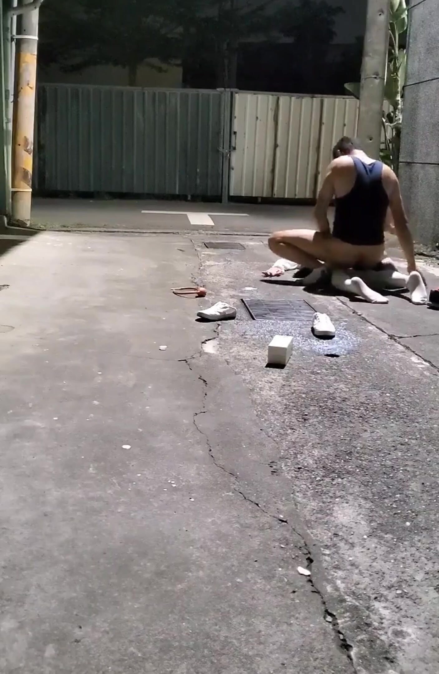 00後JK妹子醉倒在小巷子內，被路過的小哥摁在地上撩開裙子就是一頓猛操，還瘋狂口爆，簡直爽翻了！