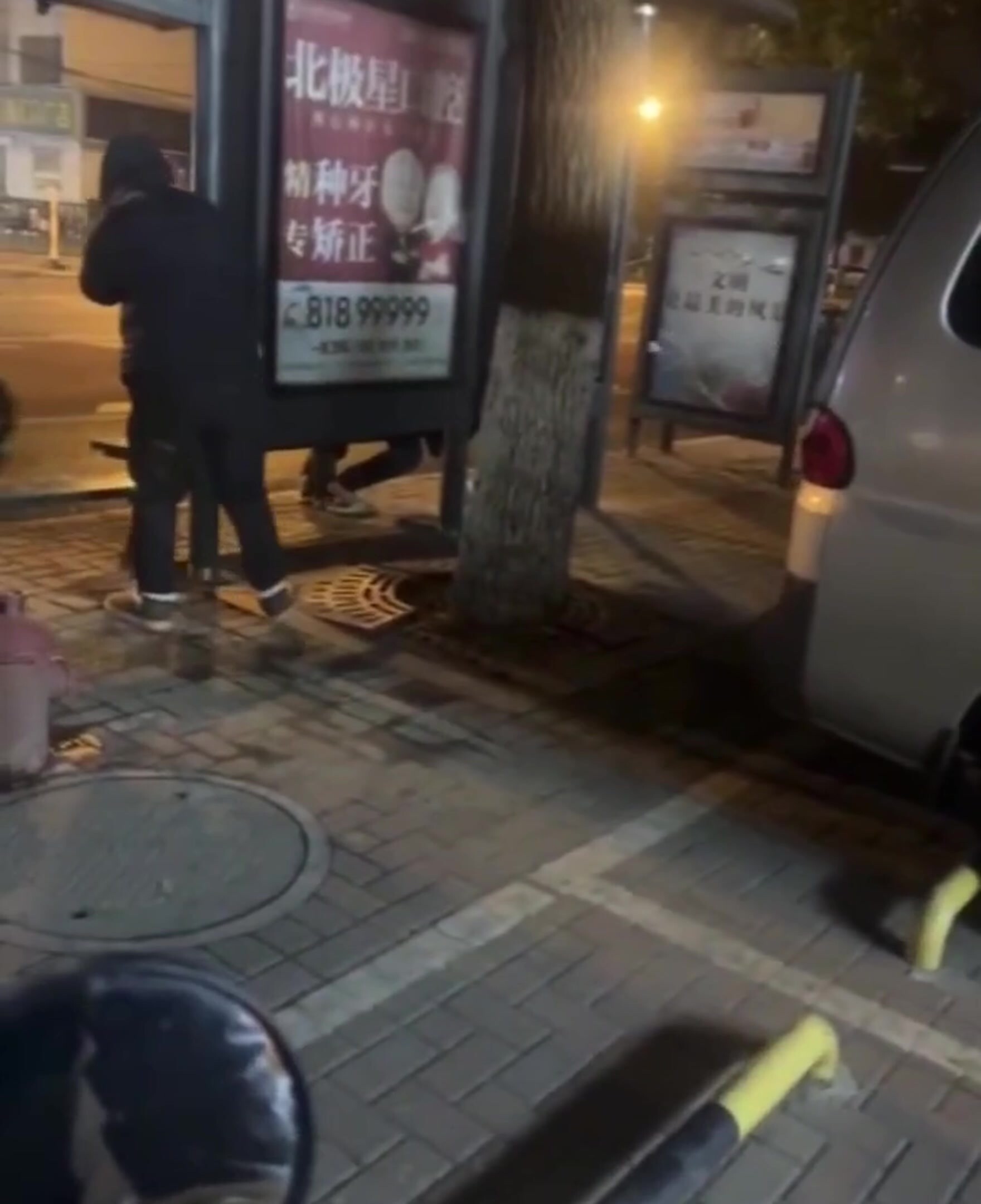 吃瓜  炸裂！常州大學城公交車站驚現情侶當街啪啪 完全無視路人，到底有多飢渴呀