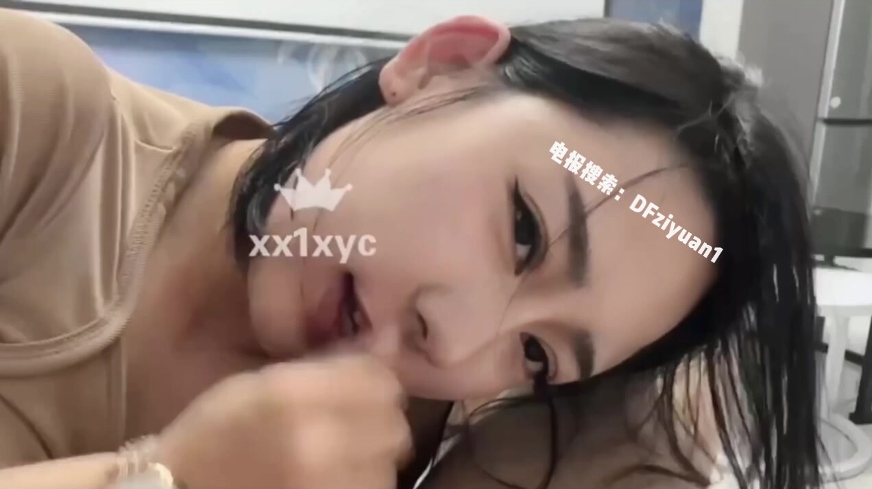 我小穴還被其他男人插過」「他還射我嘴裡了，最後吞下去」肉感女主顏值超高酷似網紅「貓一杯」，和男友性愛影片遭洩後鬧分手 (1)