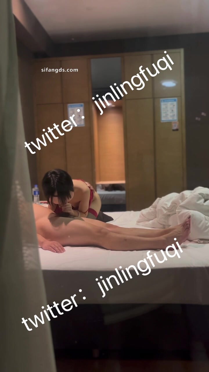 【金陵夫妻】頂級綠帽博主，跟粉絲3P多P，超騷老婆，短髮氣質小美女，嬌小身材大大欲望 (2)