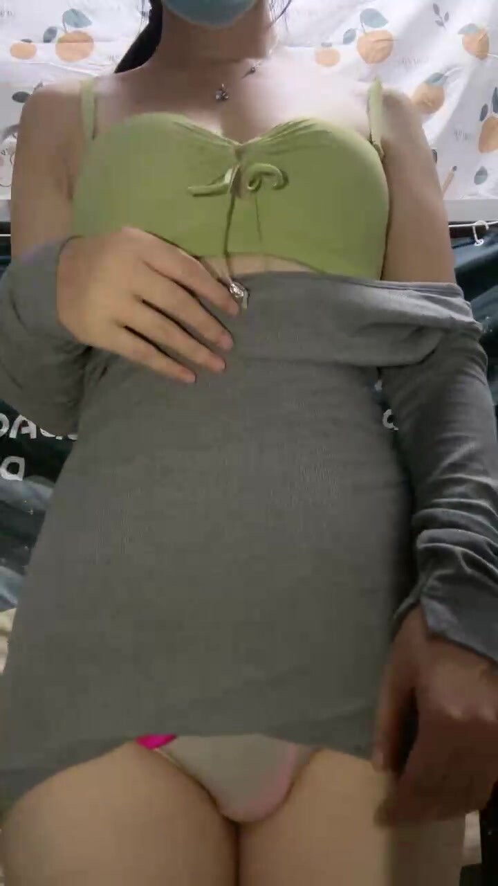 【貧窮的女學生】最新真實研究生教室上課坐後排自慰，宿舍無人塞跳蛋，把自己玩噴水了，三點全露 (2)