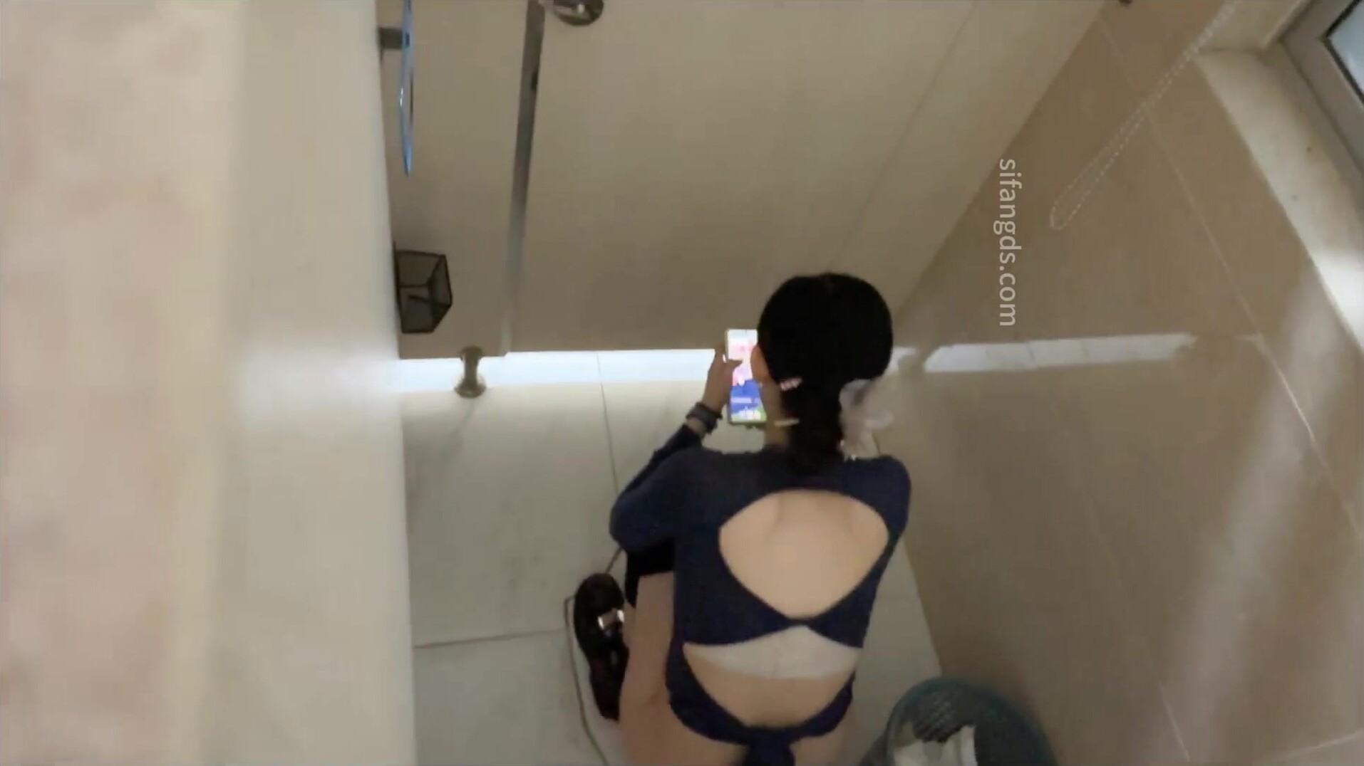 一月新流出高校舞蹈培訓班女廁偷拍幾個身材不錯的舞蹈生和一個舞蹈老師唉可惜只能養養眼角度不好沒抄到底
