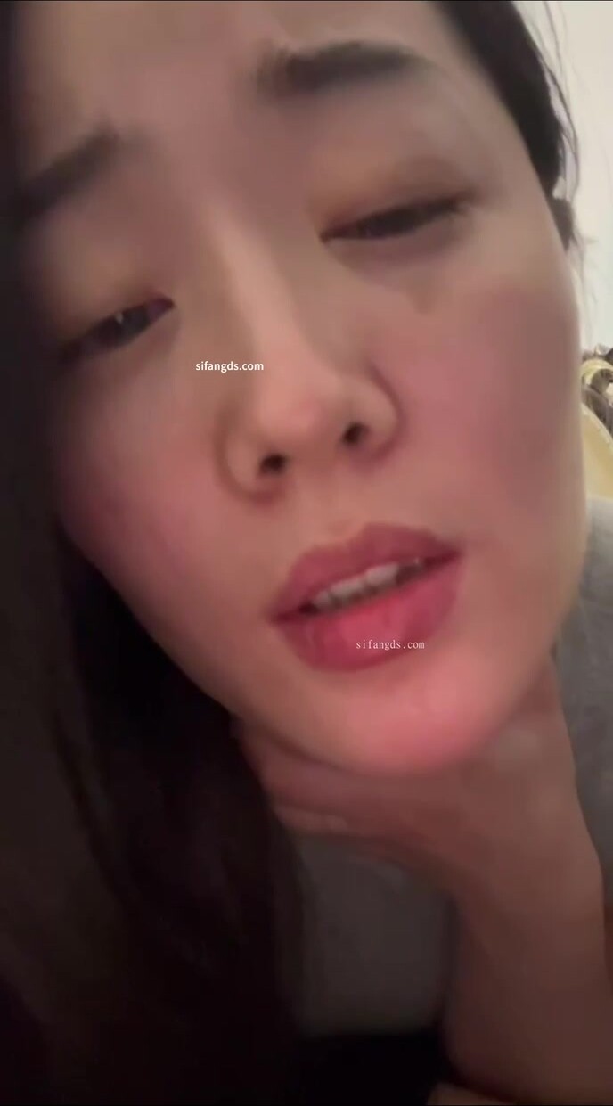 極品輕熟女：鏡頭前搔首弄姿 長髮熟女看著實在是韻味十足，脫下緊身皮褲露出肥肥的鮑魚 真的好想插入騷逼 (2)