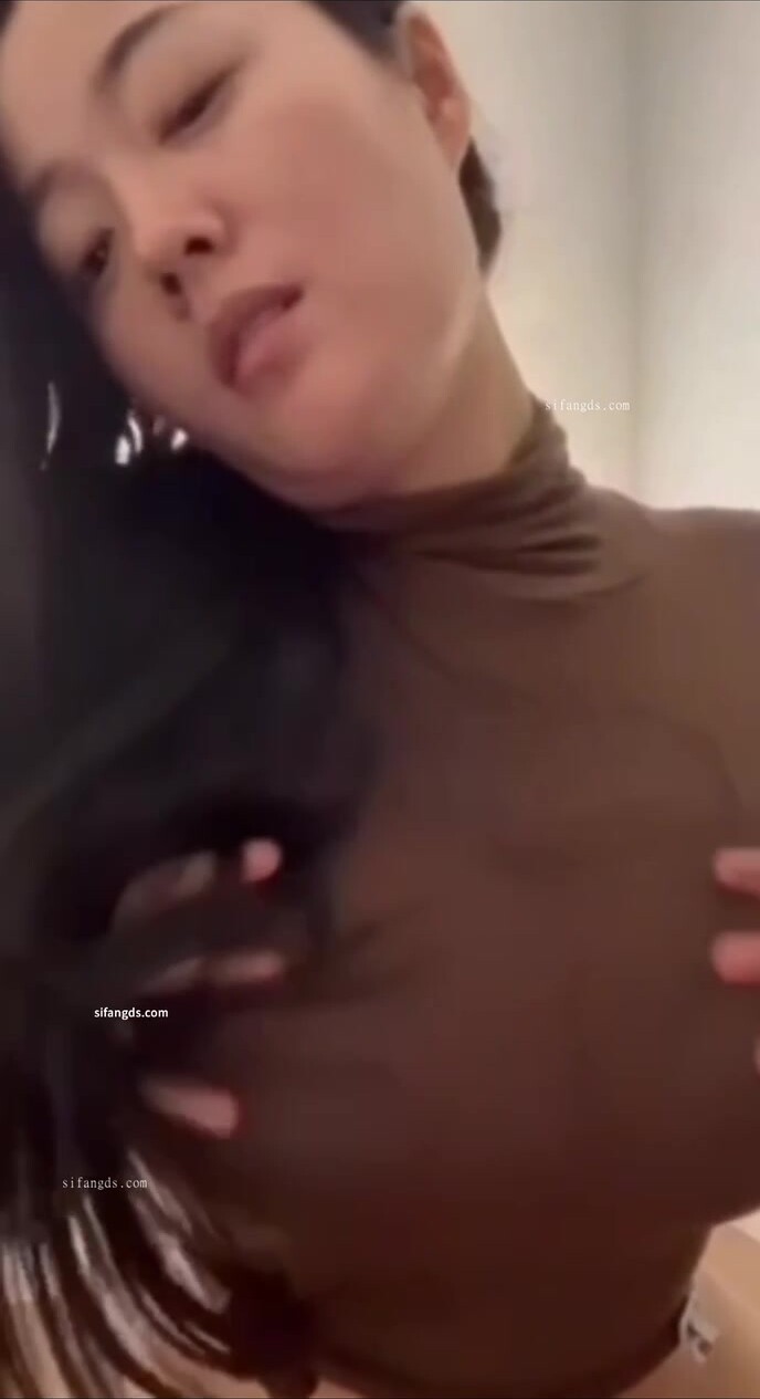 極品輕熟女：鏡頭前搔首弄姿 長髮熟女看著實在是韻味十足，脫下緊身皮褲露出肥肥的鮑魚 真的好想插入騷逼 (4)