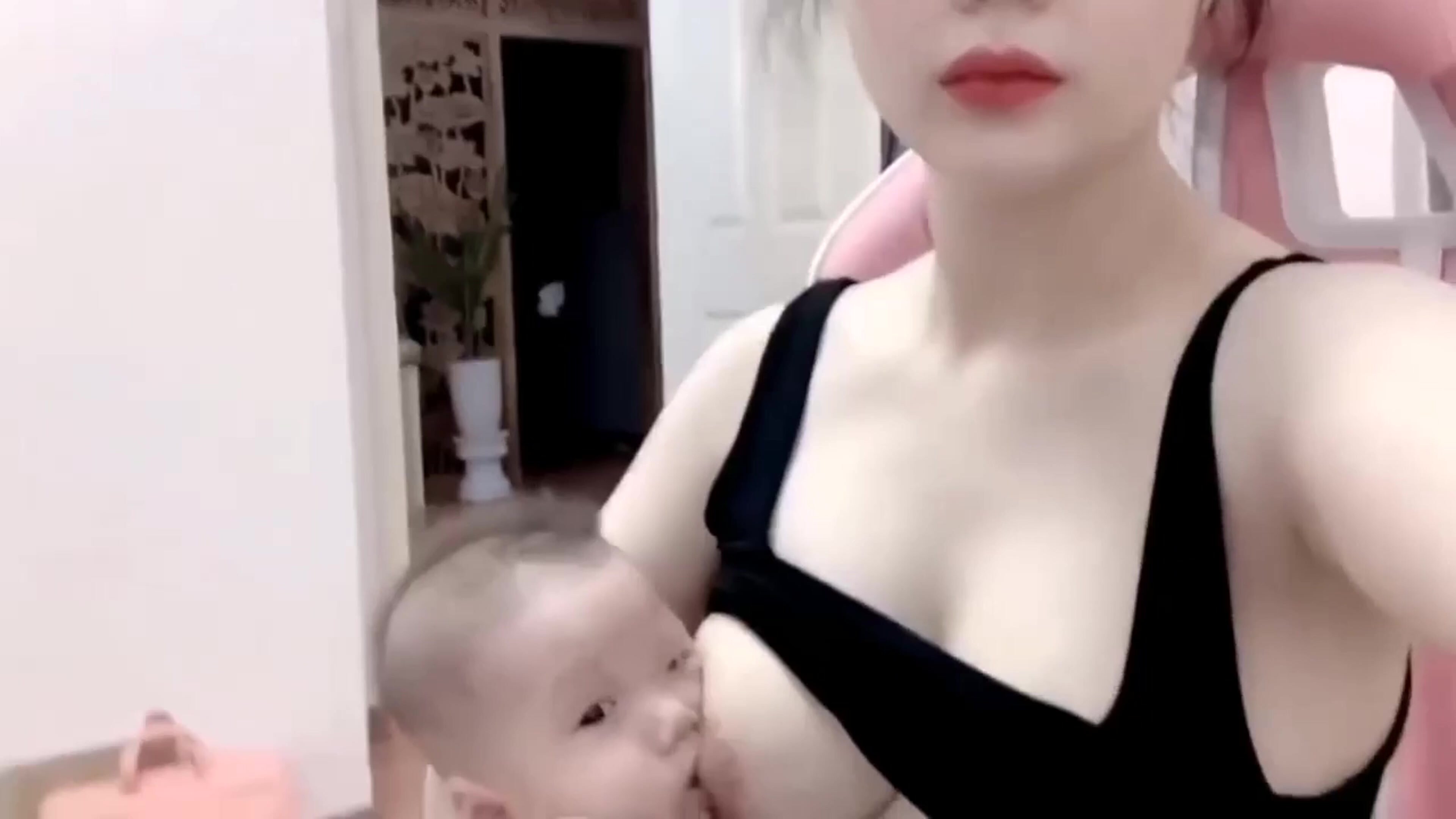 獵奇：單親媽媽和榜一大哥連線，直播哺乳。寶寶吧唧吧唧吃個不停，好想吃奶奶呀！