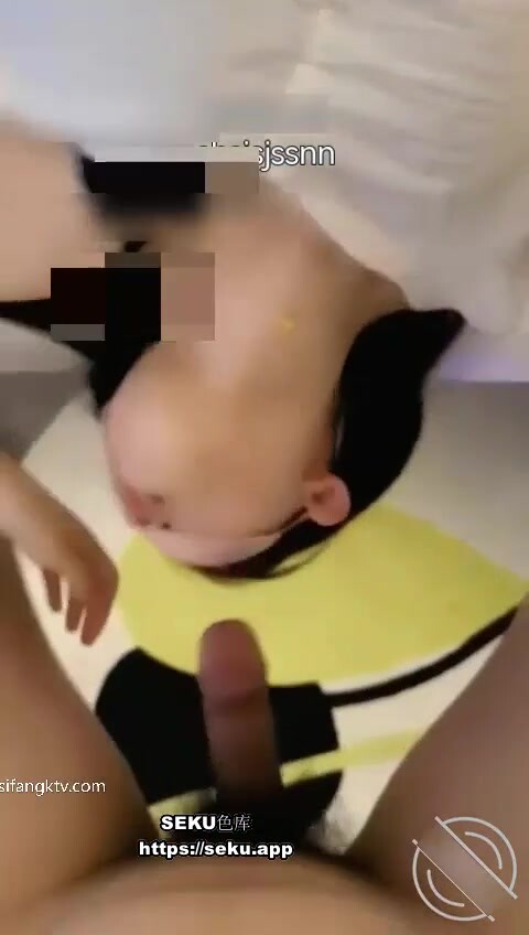 稍稍嘗過姐姐的後庭以後姐姐用腳幫我射精了